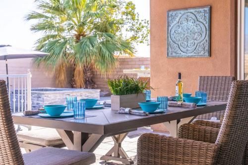 Villa Sentiero - New Resort Style Living, Multi Level Pool