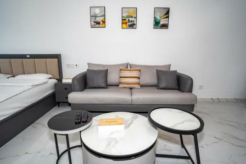 Locals Apartment House 13