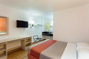 Motel 6 Baton Rouge East