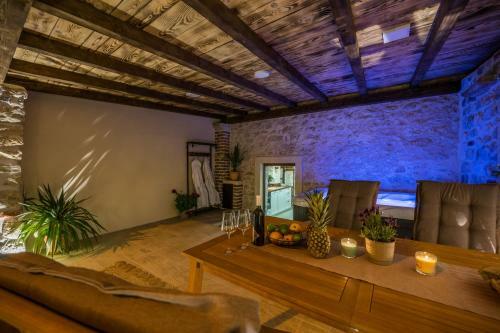 Roman Style Stone Villa Lux Solis