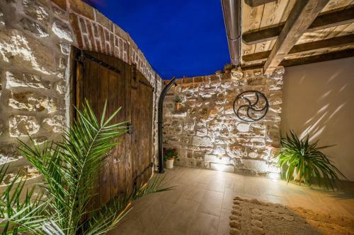 Roman Style Stone Villa Lux Solis