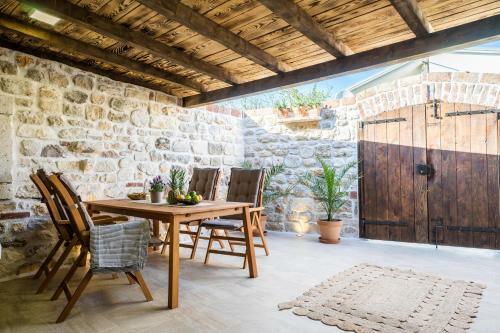 Roman Style Stone Villa Lux Solis