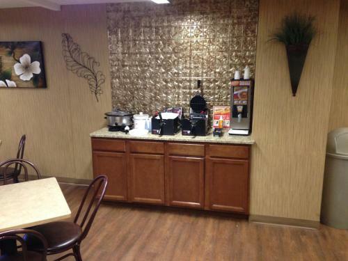 Hotel Expressway Inn Bismarck