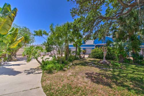 Riverfront Villa With Hot Tub And Fire Pit Access