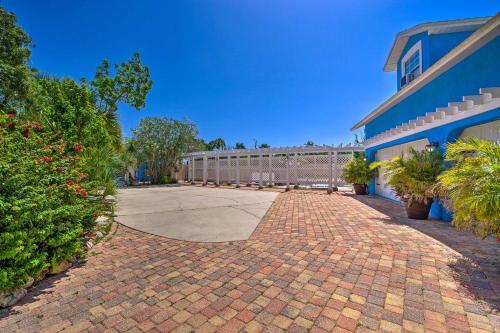 Riverfront Villa With Hot Tub And Fire Pit Access