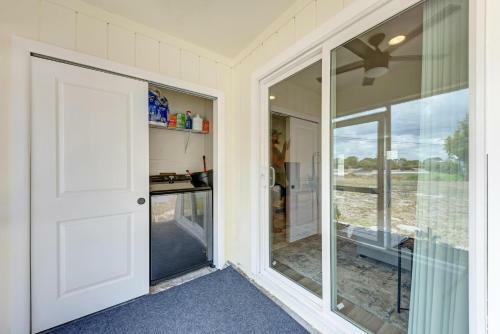 Beautiful 2 Bedroom Home Near Beach