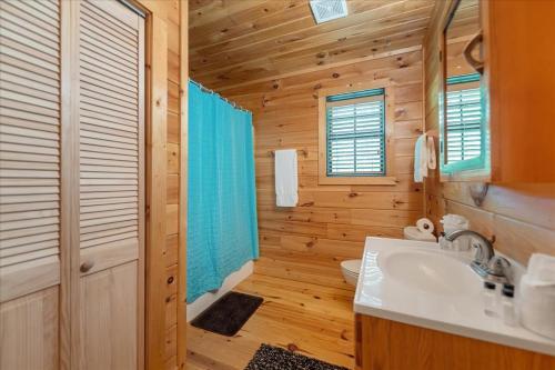 Elliotts Hideaway Adorable Cabin Fire Pit, Hot Tub, Deck, Pet Friendly, Wifi