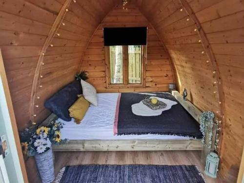 Cosy Forest Pod With Wood Fired Hot Tub & Fire Pit
