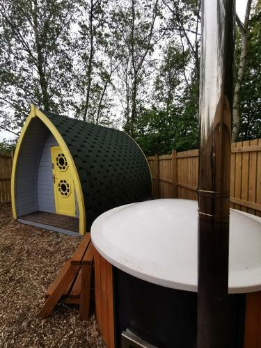 Cosy Forest Pod With Wood Fired Hot Tub & Fire Pit