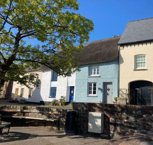 C17 Thatched Cottage In Historic Devon Market Town