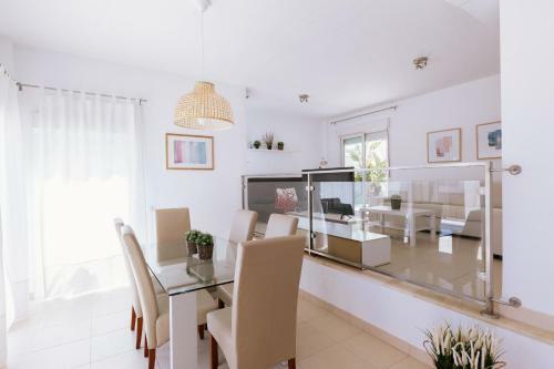 Apartamento Luminous Villa With Terraces And Salt Water Pool