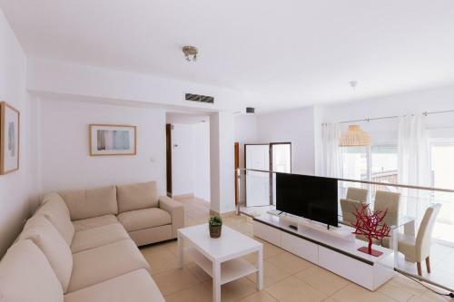 Apartamento Luminous Villa With Terraces And Salt Water Pool