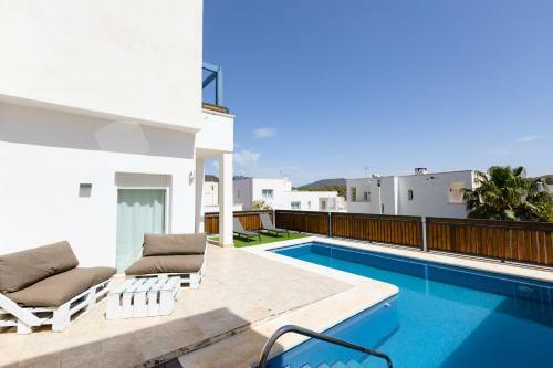 Apartamento Luminous Villa With Terraces And Salt Water Pool