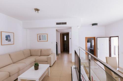 Apartamento Luminous Villa With Terraces And Salt Water Pool