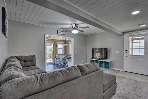 Sunny Lake Of The Ozarks Getaway With Fire Pit!
