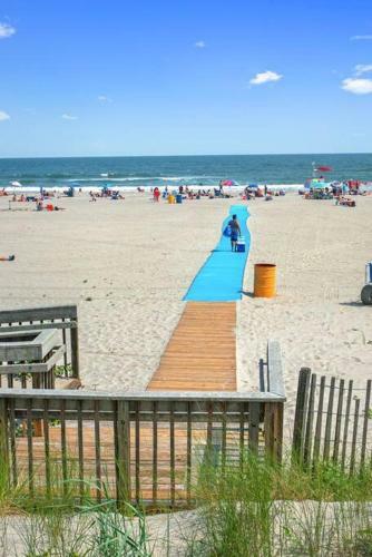 Designer Beach Home 2 Blocks To Beach W Driveway