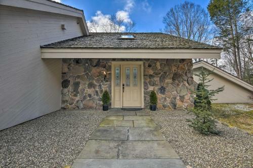 Catskill Mountains Getaway On 6 Acres With Pond