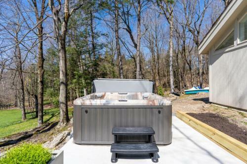 Catskill Mountains Getaway On 6 Acres With Pond