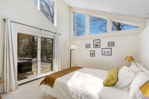Catskill Mountains Getaway On 6 Acres With Pond