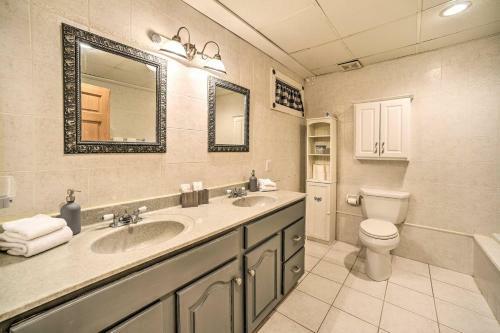 Spacious Cabin With Decks Near Saratoga Springs