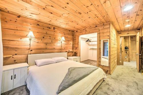 Spacious Cabin With Decks Near Saratoga Springs