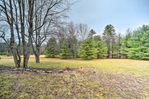 Spacious Cabin With Decks Near Saratoga Springs