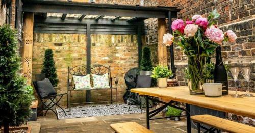 42 Is The Answer - Amazing Stylish Character Home