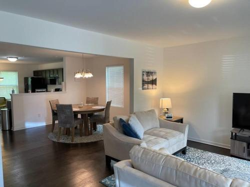 Oasis 10 Minutes From Uptown Entire Home