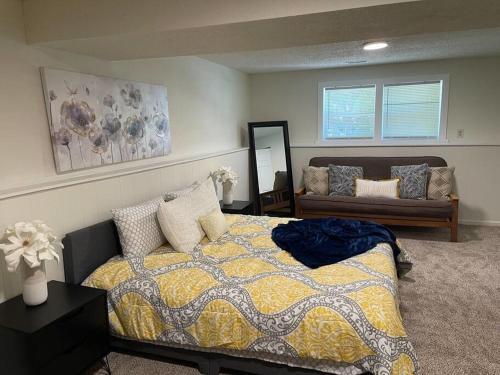 Cheerful, Bright, And Quiet Home Mins From Uptown Pet Friendly