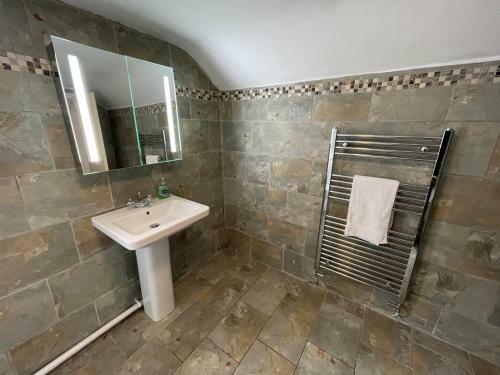 Cheerful 2 Bedroom Townhouse With Cinema Loft