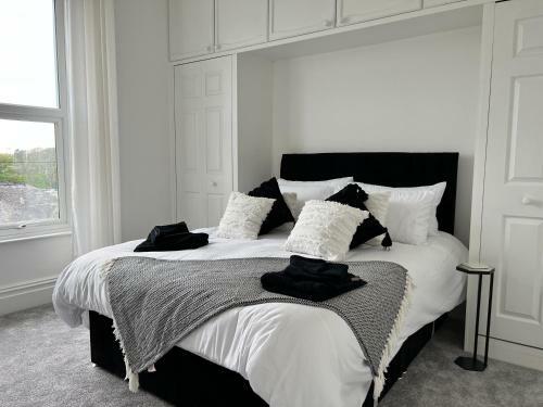 Heathcliff - 5 Bedroom House In Town Centre