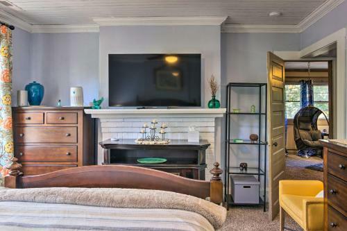 All-encompassing Escape With Pool And Hot Tub!