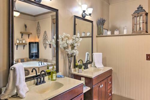 All-encompassing Escape With Pool And Hot Tub!
