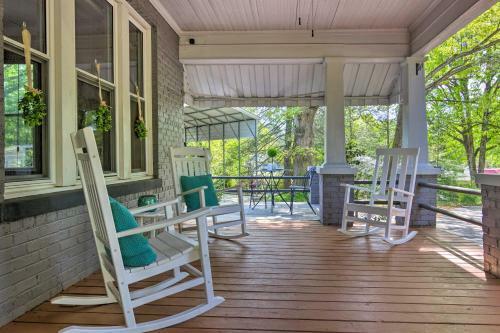 All-encompassing Escape With Pool And Hot Tub!