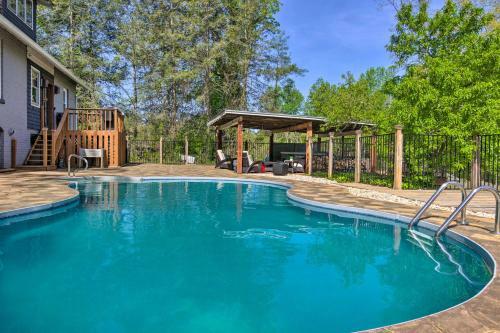 All-encompassing Escape With Pool And Hot Tub!