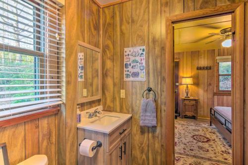 Quiet And Tranquil Spruce Pine Cabin With Views!