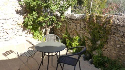 Maison De Village Avec Terrasse, Cour Et Garage.