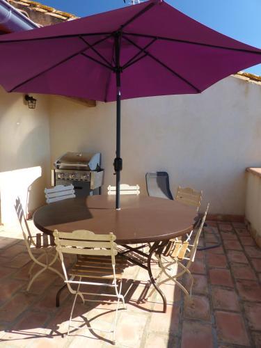 Maison De Village Avec Terrasse, Cour Et Garage.