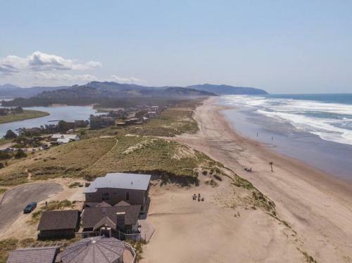 New!! Sand Dollar - Beachfront, Family Friendly Home With Highspeed Internet!