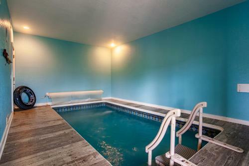 Poolin Around With Private Hot Tub And Indoor Pool
