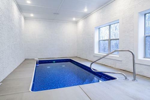 Swimming Bears Lodge Two Cabins With Pools And Hottubs