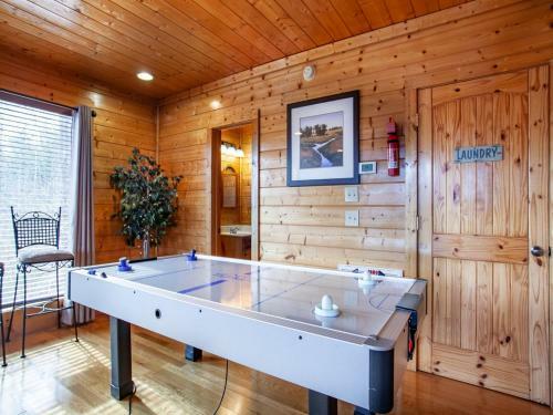 Bella Yani - Hot Tub, Pool Table, Air Hockey