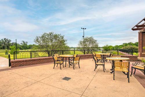 Modern Coppell Retreat With Patio And Fire Pit!