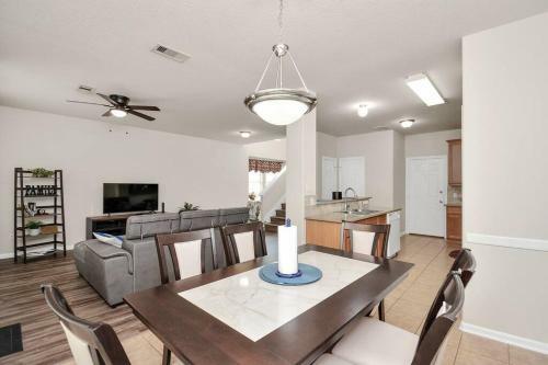 Elegant And Cozy 3br Conroe Home