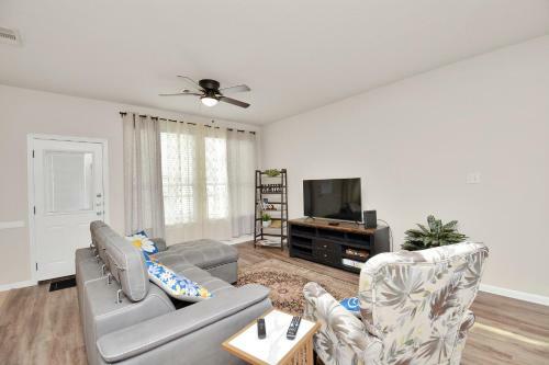 Elegant And Cozy 3br Conroe Home