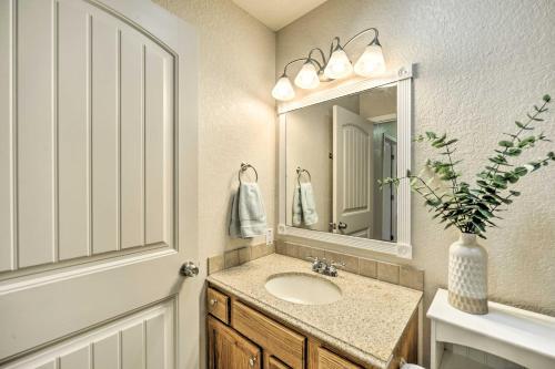 Cozy Canyon Lake Abode Less Than 1 Mi To Boat Ramp!
