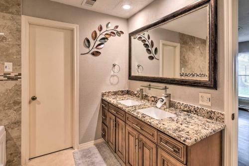 Freeport Retreat With Lake Views 6 Mi To Beach