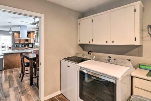Freeport Retreat With Lake Views 6 Mi To Beach