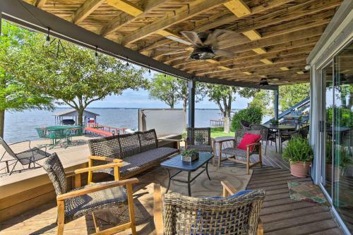 Lakefront Home On Cedar Creek With Game Room!