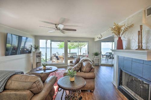 Lakefront Home On Cedar Creek With Game Room!